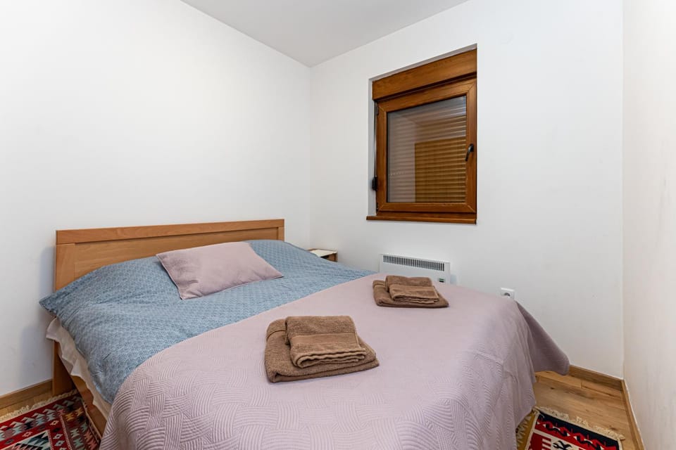 Bed, Photo of the whole room, Bedroom, towels