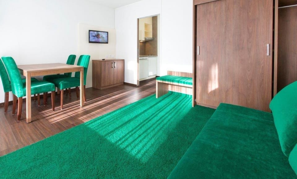 Bed, TV and multimedia, Photo of the whole room, Seating area, Dining area, Bedroom, wardrobe