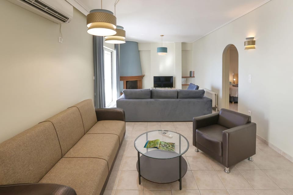 TV and multimedia, Living room, Seating area, air conditioner