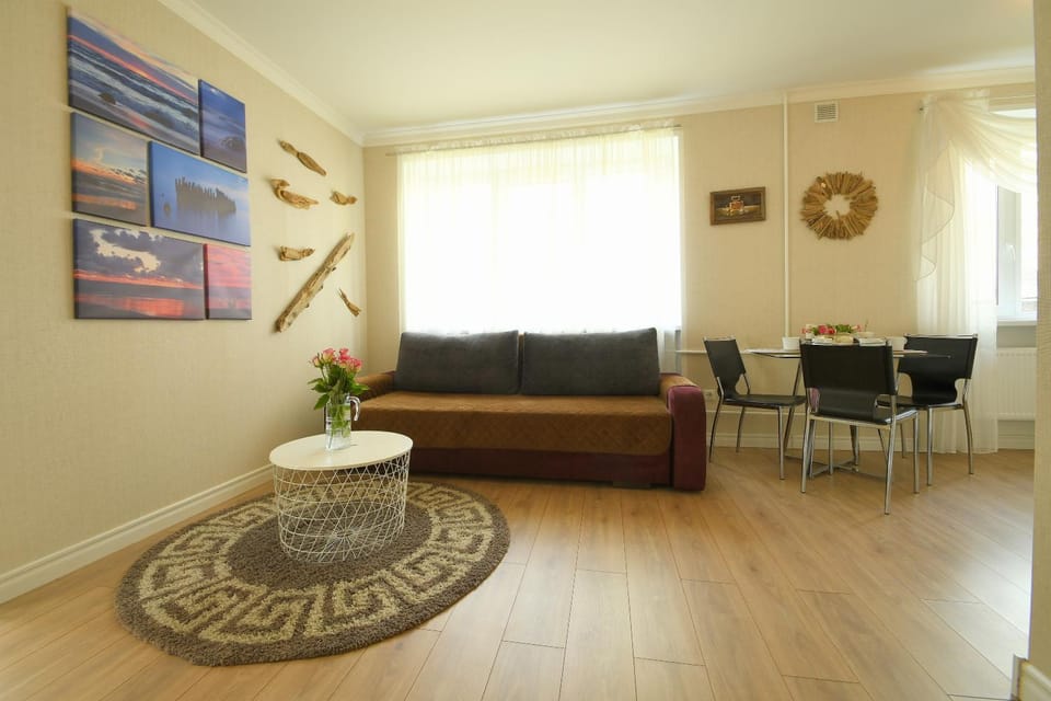 Bed, Living room, Seating area, Dining area, furniture
