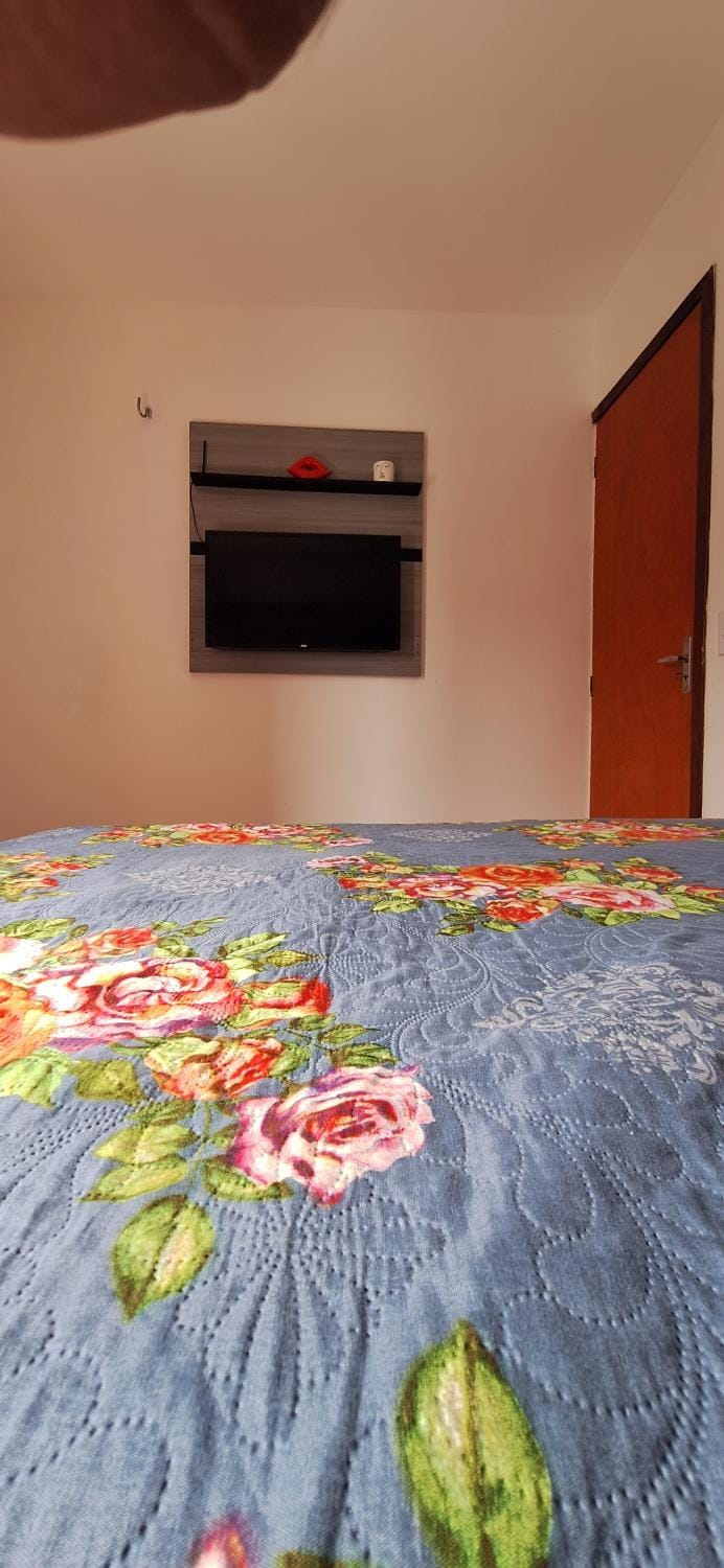 Bed, TV and multimedia, Photo of the whole room, Bedroom