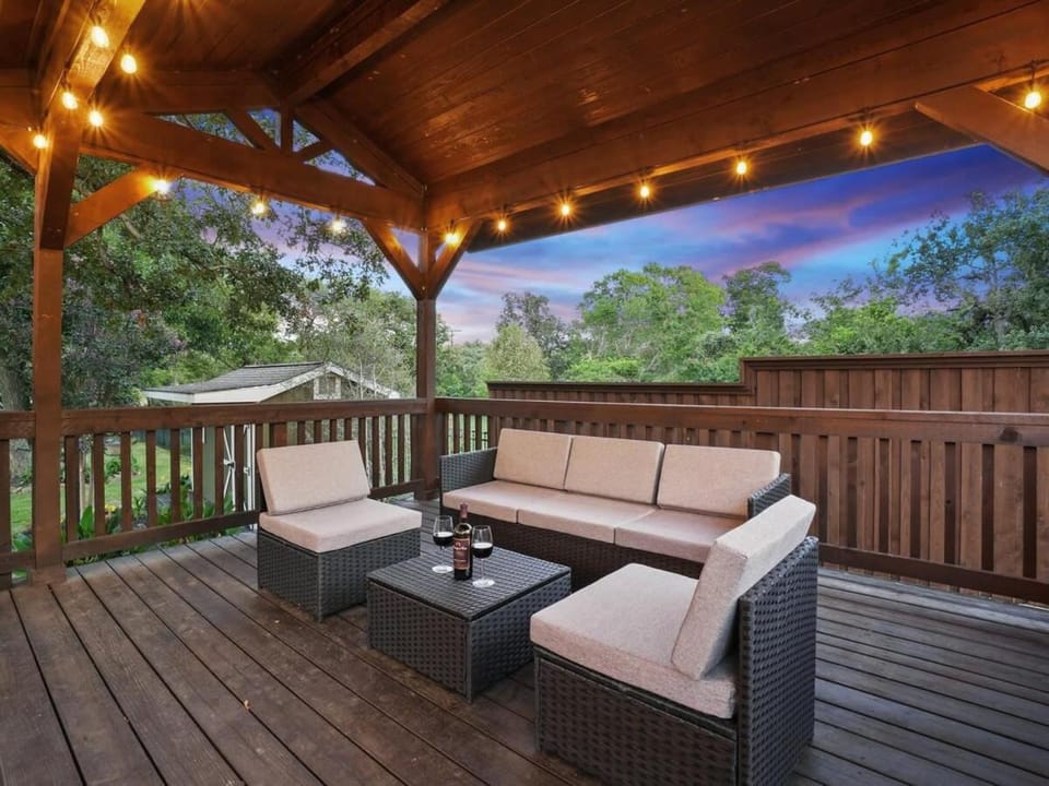 Clearview Castle - Pool* Jacuzzi Lake View House in Lewisville