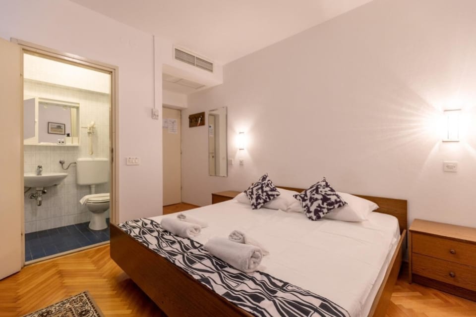 Bed, Bedroom, towels