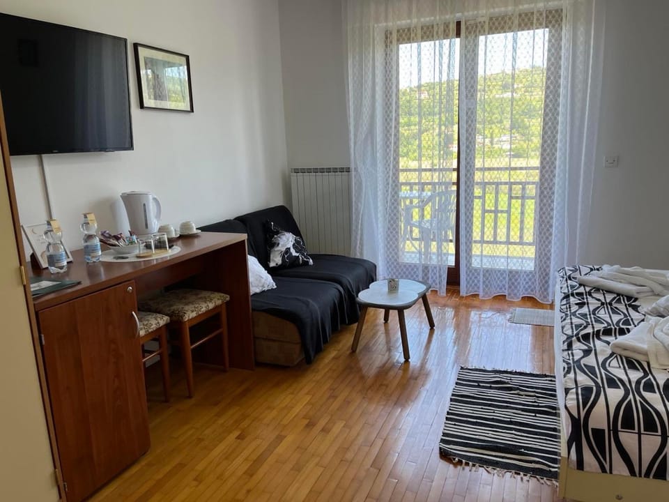 Bed, Photo of the whole room, Seating area, Dining area, Bedroom