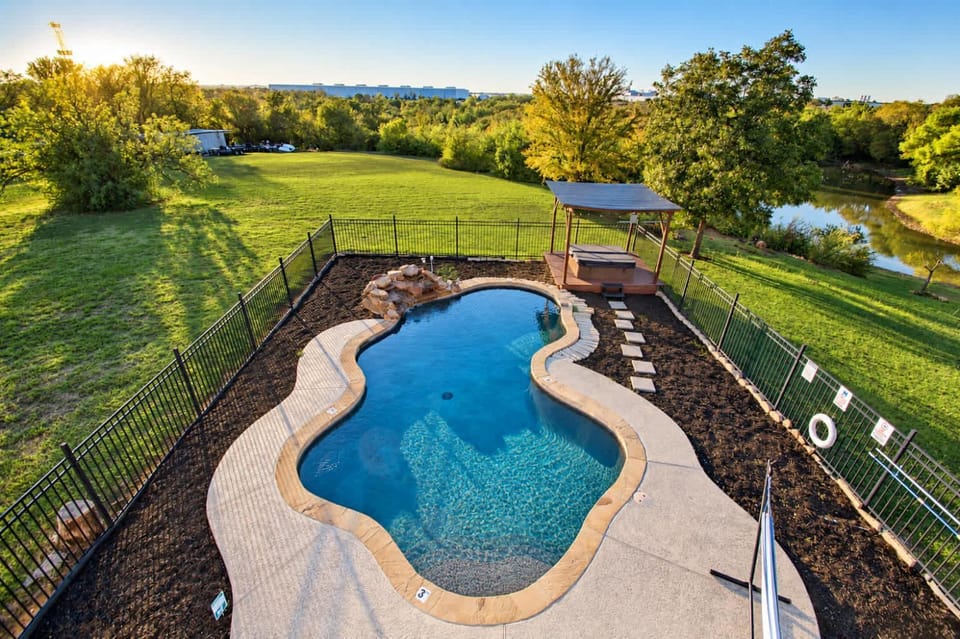Modern Home - 1 Acre Lot w Pool Patios Jacuzzi House in Denton