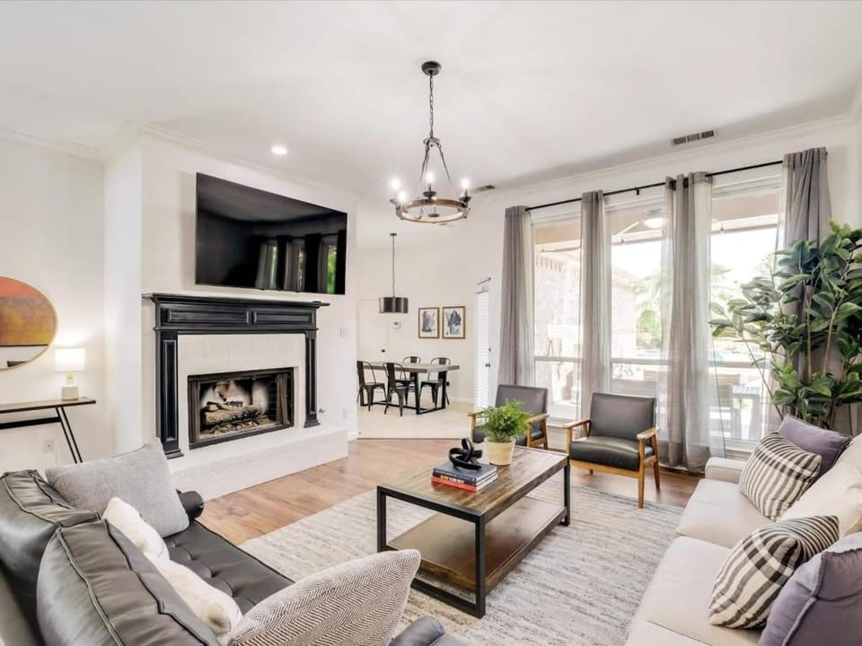 Southern Charm & Luxury Living - BBQ & Pool House in Rockwall