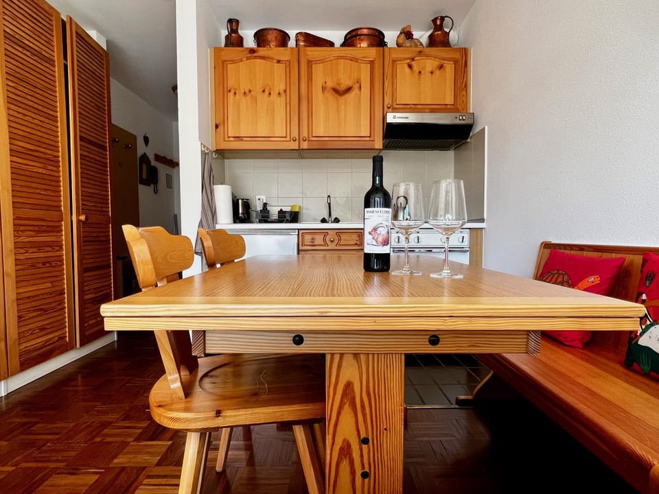 Kitchen or kitchenette, Dining area