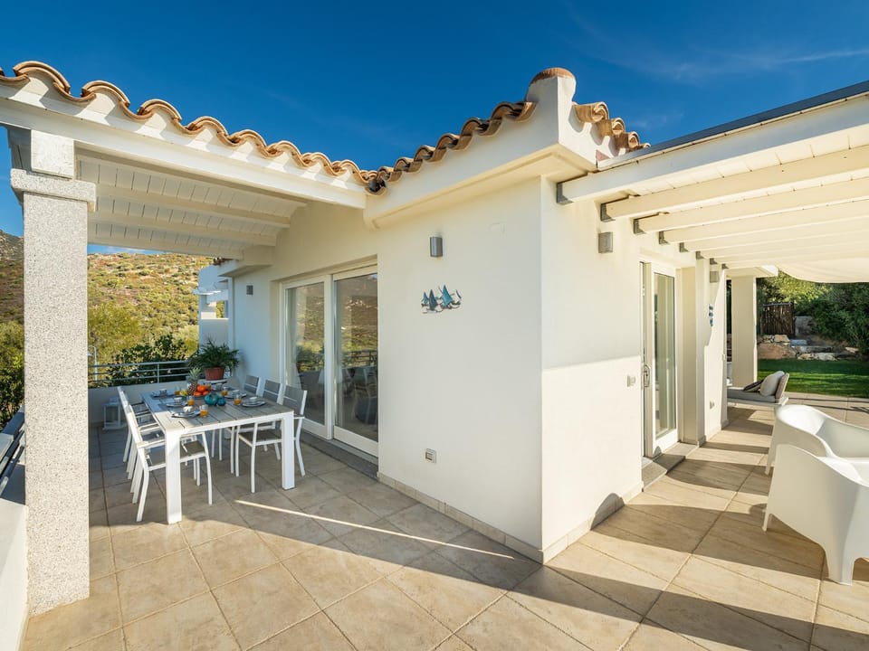 Property building, Patio, Balcony/Terrace