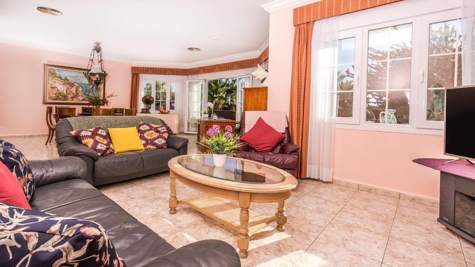 Communal lounge/ TV room, Living room