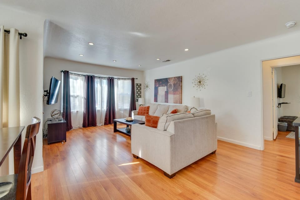 North Hollywood Getaway: 14 Mi to Downtown! House in North Hollywood