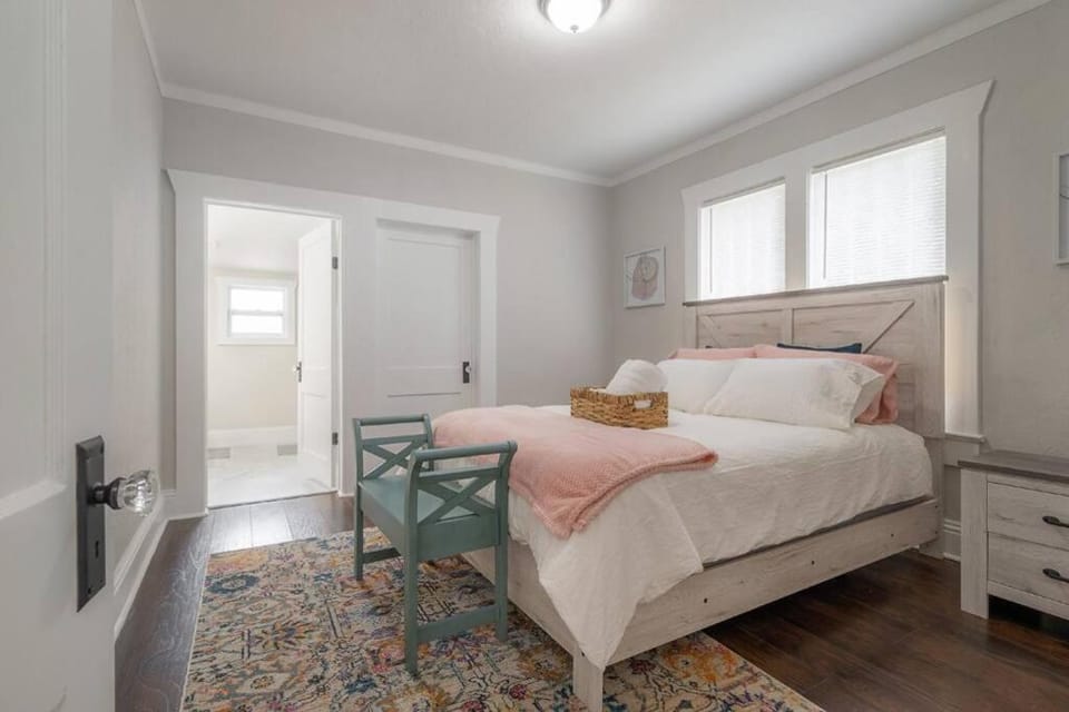 Rustic Bungalow Near Downtown/ Foodie Hotspots House in Tampa