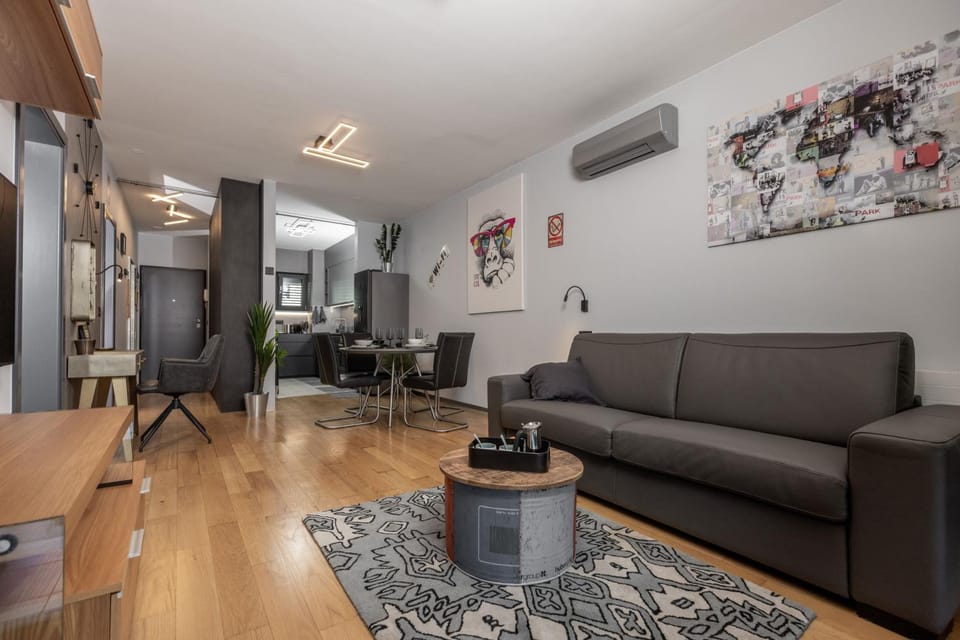 Living room, Seating area, Dining area, air conditioner