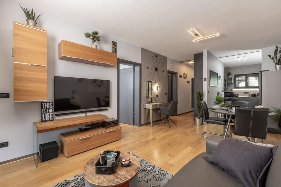 Communal lounge/ TV room, TV and multimedia, Living room, Seating area, Dining area