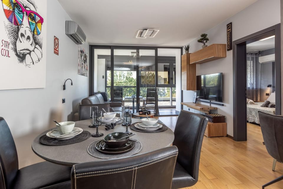 Seating area, Dining area