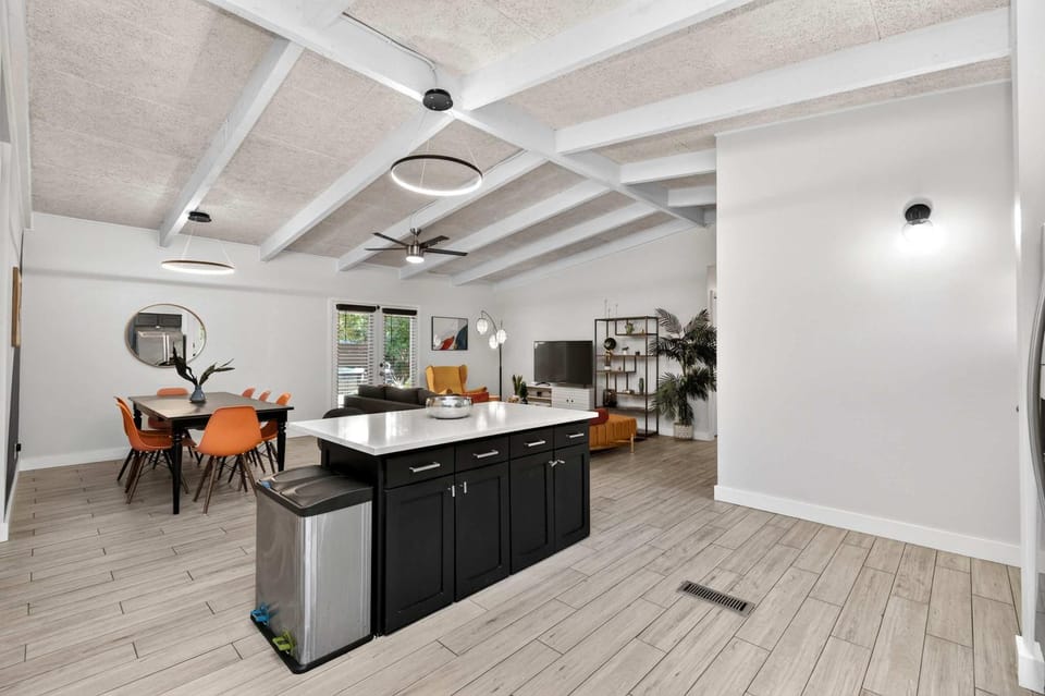 Vibrant House w Great Backyard Pool and Jacuzzi House in Irving