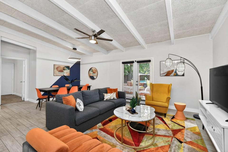 Vibrant House w Great Backyard Pool and Jacuzzi House in Irving