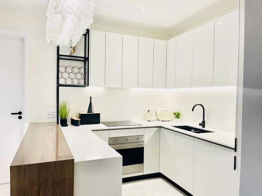Hyde Park Sandton Luxury 2BR Top Floor Apartment in Sandton