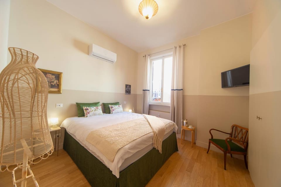 Bed, TV and multimedia, Photo of the whole room, Bedroom, air conditioner