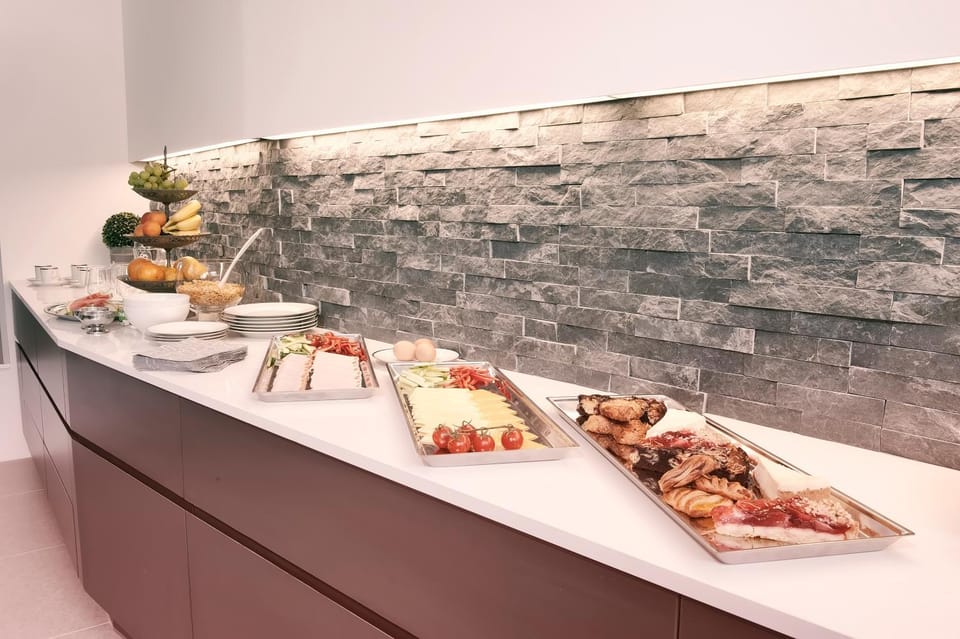 Restaurant/places to eat, Continental breakfast