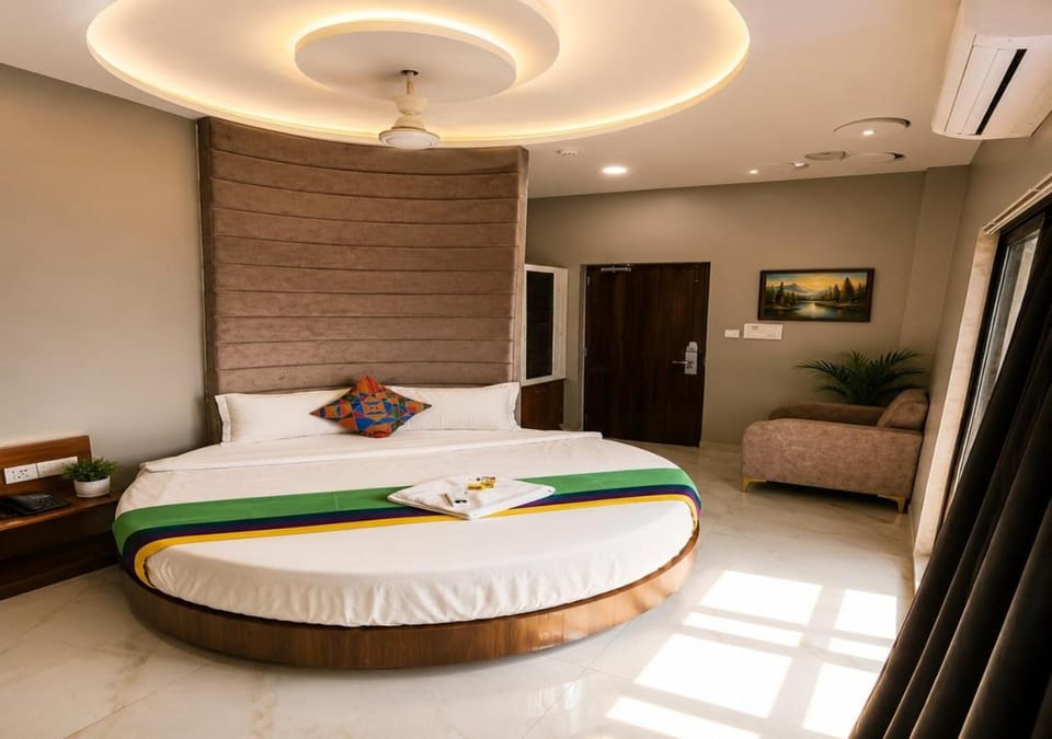 Bed, TV and multimedia, Living room, Photo of the whole room, Seating area, Bedroom, towels, wardrobe, air conditioner