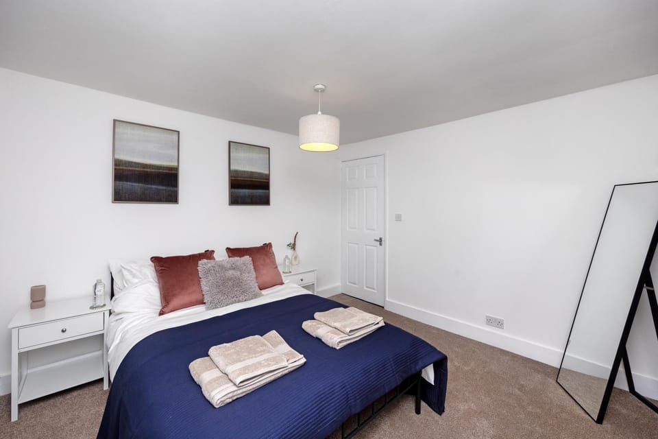 Bed, Bedroom, towels