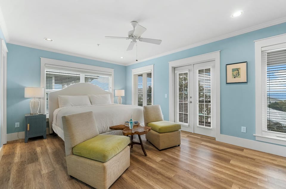 Bed, Balcony/Terrace, Seating area, Bedroom, fireplace