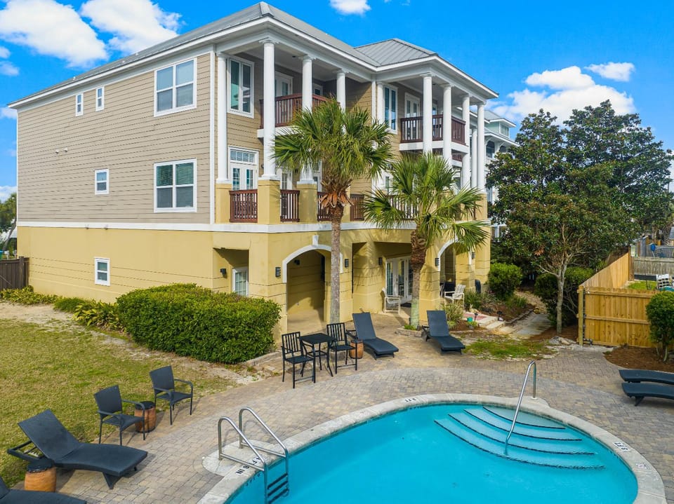 Property building, Patio, Garden, Garden view, Pool view, Swimming pool, sunbed