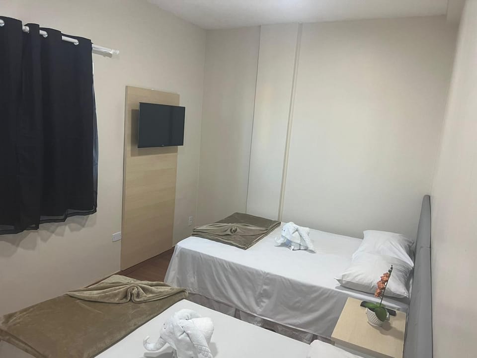 Bed, TV and multimedia, Photo of the whole room, Bedroom, towels