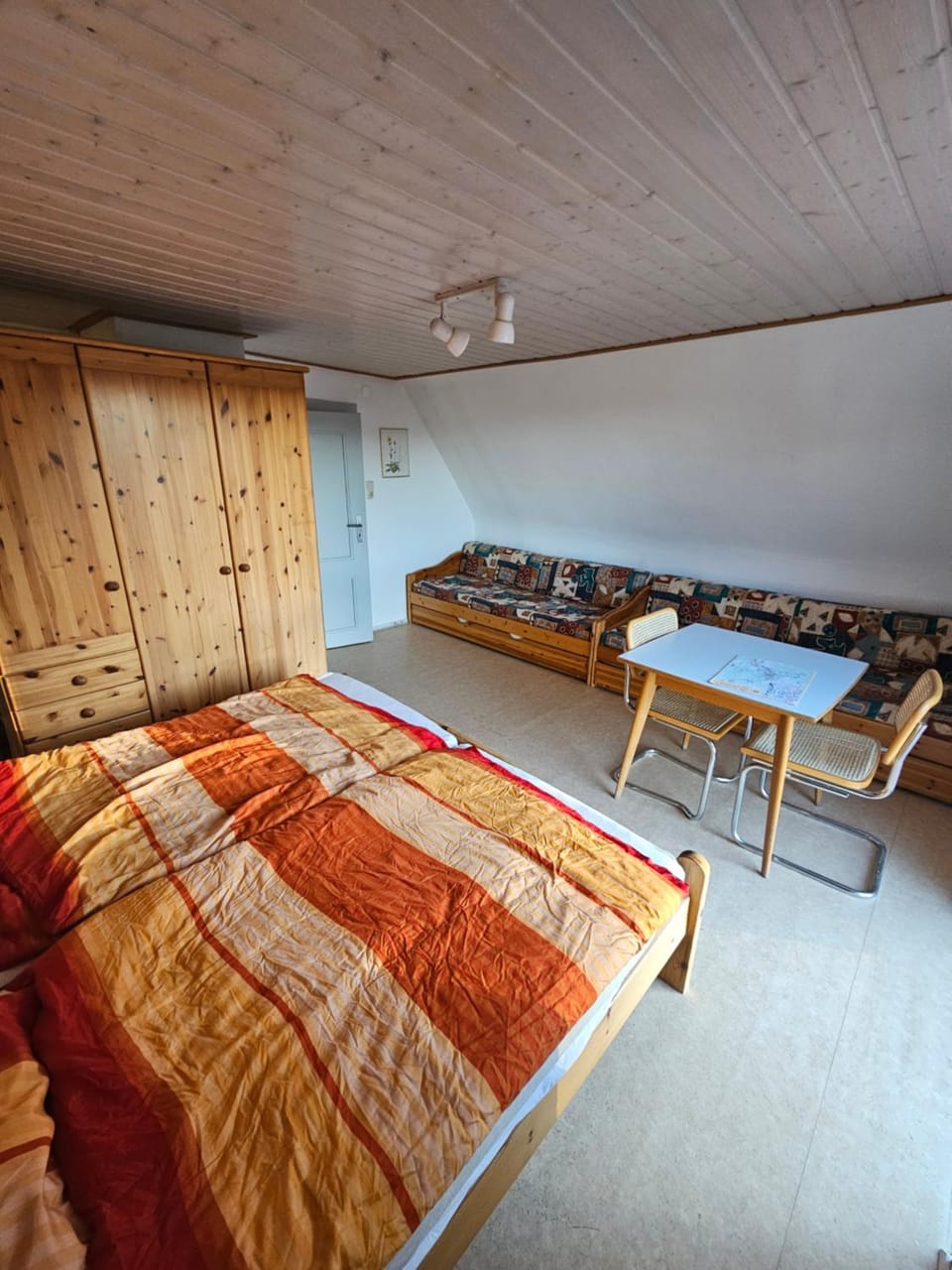 Bed, Photo of the whole room, Seating area, Bedroom, wardrobe