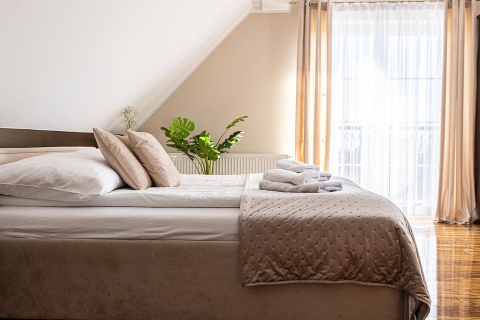 Bed, Photo of the whole room, Bedroom, towels