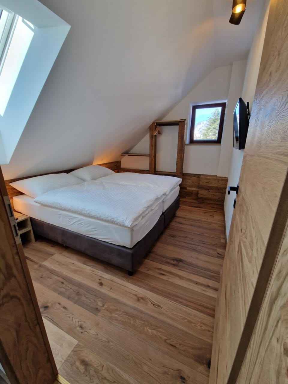 Bed, TV and multimedia, Photo of the whole room, Bedroom