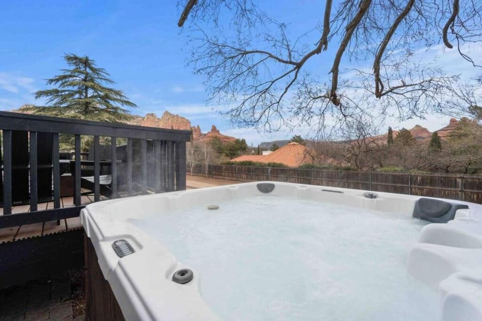 Uptown Sedona Retreat wit Views and Hot Tub House in Sedona