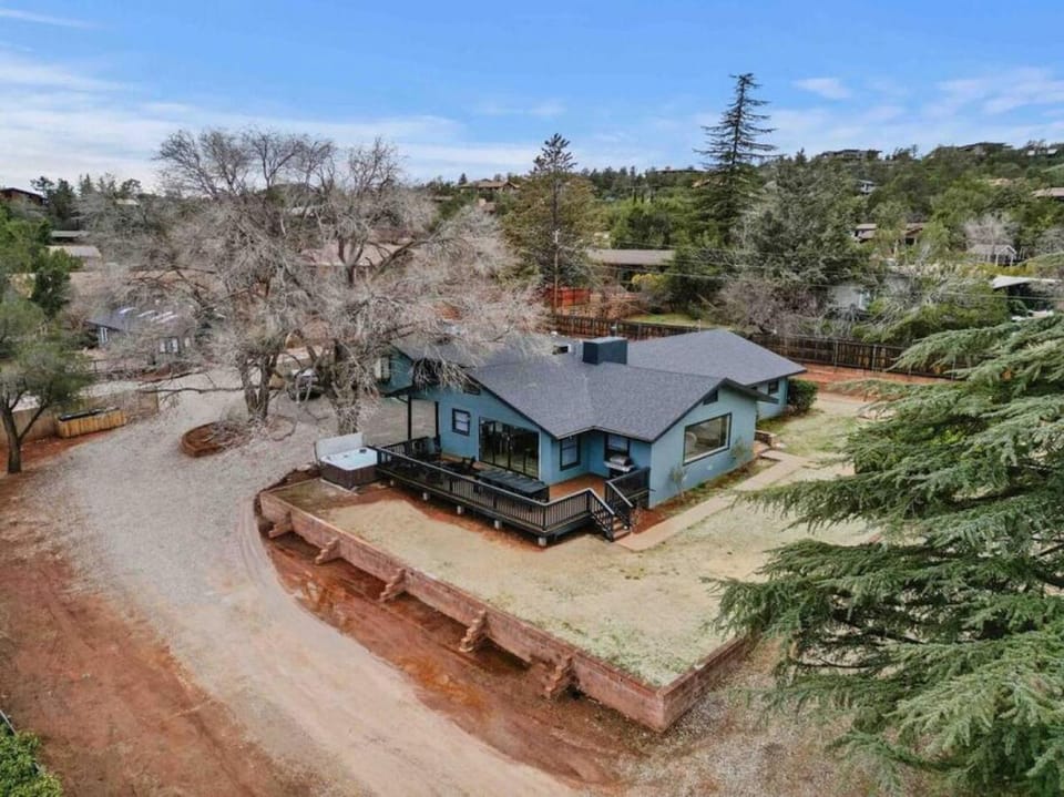 Uptown Sedona Retreat wit Views and Hot Tub House in Sedona