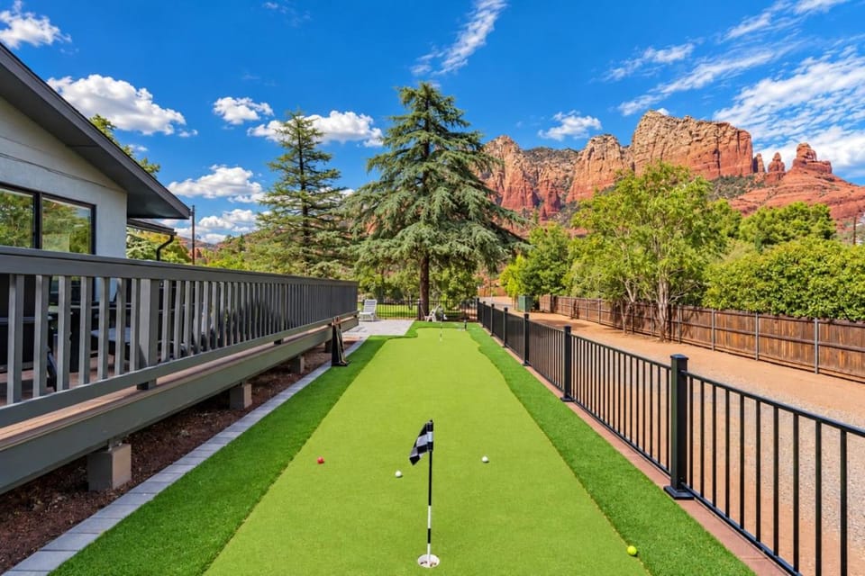 Uptown Sedona Retreat wit Views and Hot Tub House in Sedona