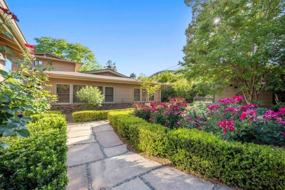 Upscale Uptown retreat home with HotTub and Views House in Sedona