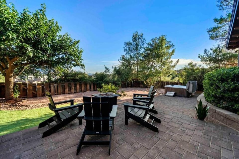 Spacious Home-Walk to Uptown-Views-HotTub-GameRoom House in Sedona