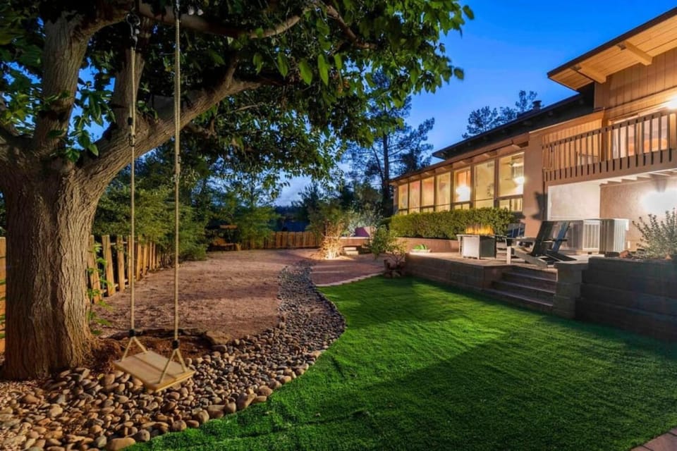 Spacious Home-Walk to Uptown-Views-HotTub-GameRoom House in Sedona