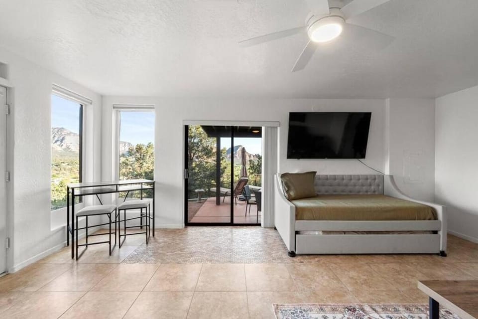 Uptown Walk Out basement with Ultimate views and Hot Tub House in Sedona