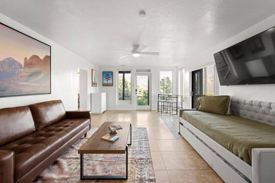 Uptown Walk Out basement with Ultimate views and Hot Tub House in Sedona