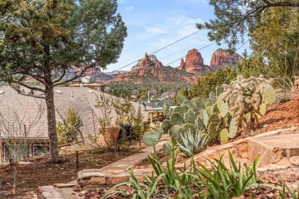 Top of uptown Sedona with Panoramic Views and Hot Tub House in Sedona