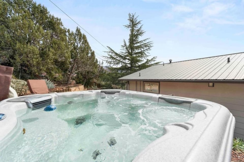 Top of uptown Sedona with Panoramic Views and Hot Tub House in Sedona