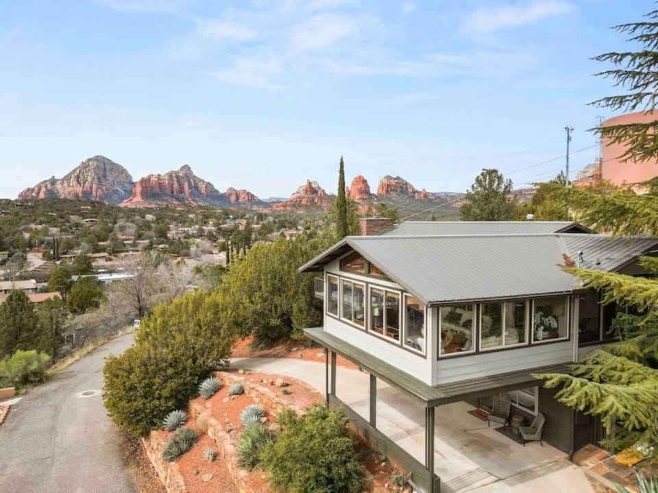 Top of uptown Sedona with Panoramic Views and Hot Tub House in Sedona
