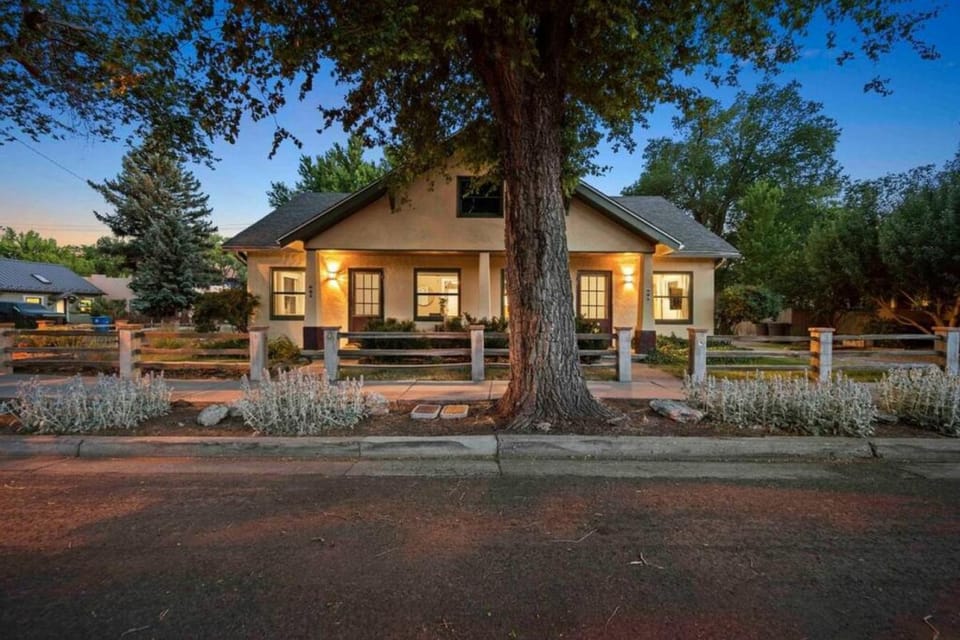 Stylish 1920s Downtown Flagstaff unit with HotTub House in Flagstaff