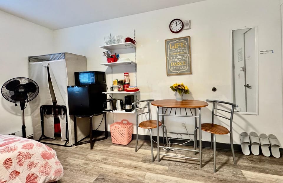 Kitchen or kitchenette, Seating area, Dining area, oven