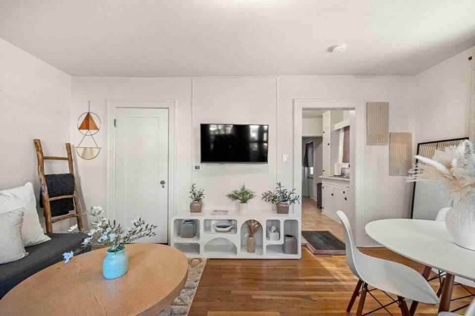 Desert Modern Downtown Flagstaff Unit with Hot Tub House in Flagstaff