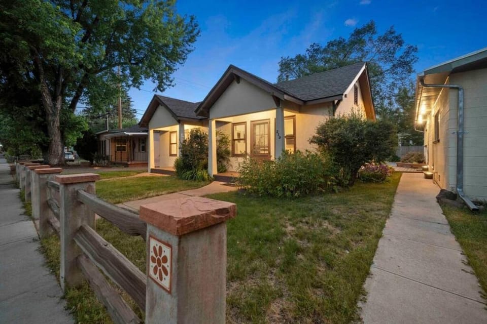 Desert Modern Downtown Flagstaff Unit with Hot Tub House in Flagstaff