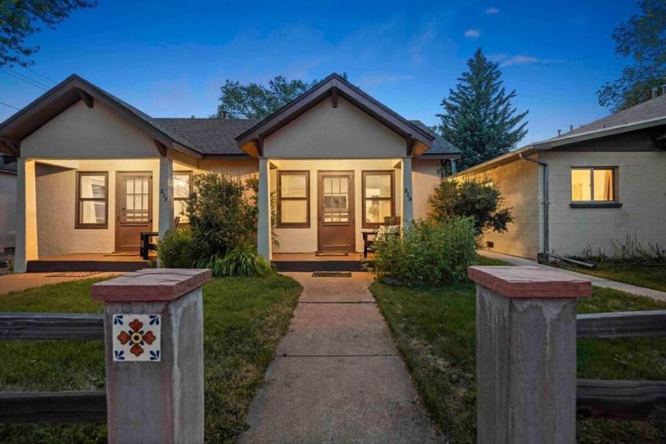 Desert Modern Downtown Flagstaff Unit with Hot Tub House in Flagstaff
