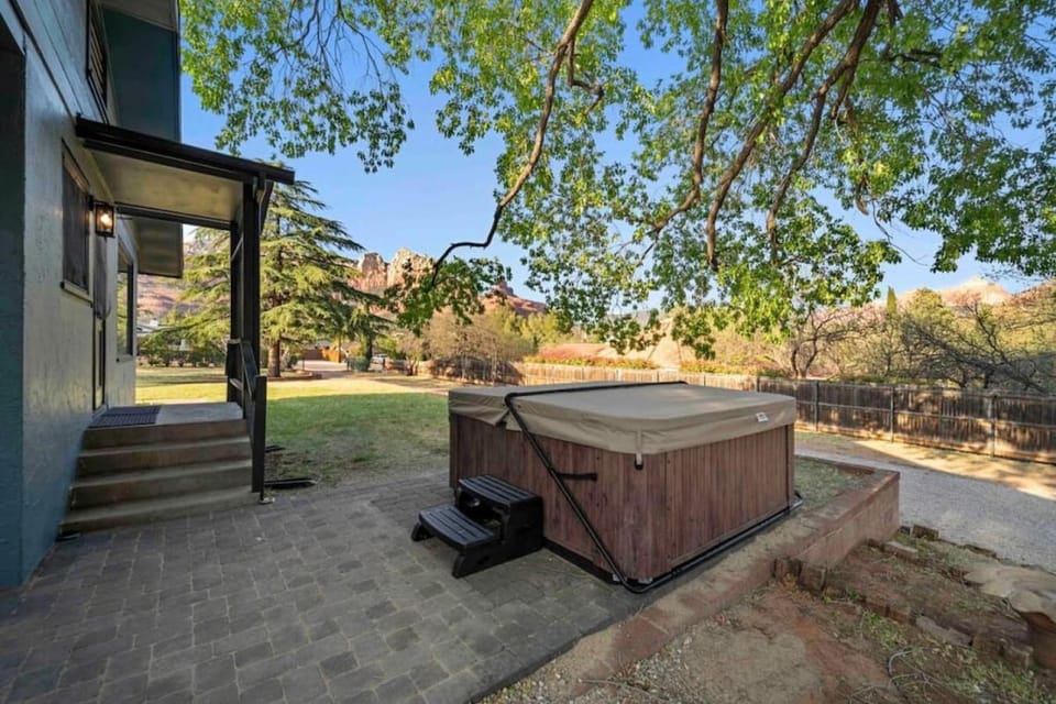 Heart of Uptown retreat estate with views and hot tubs House in Sedona