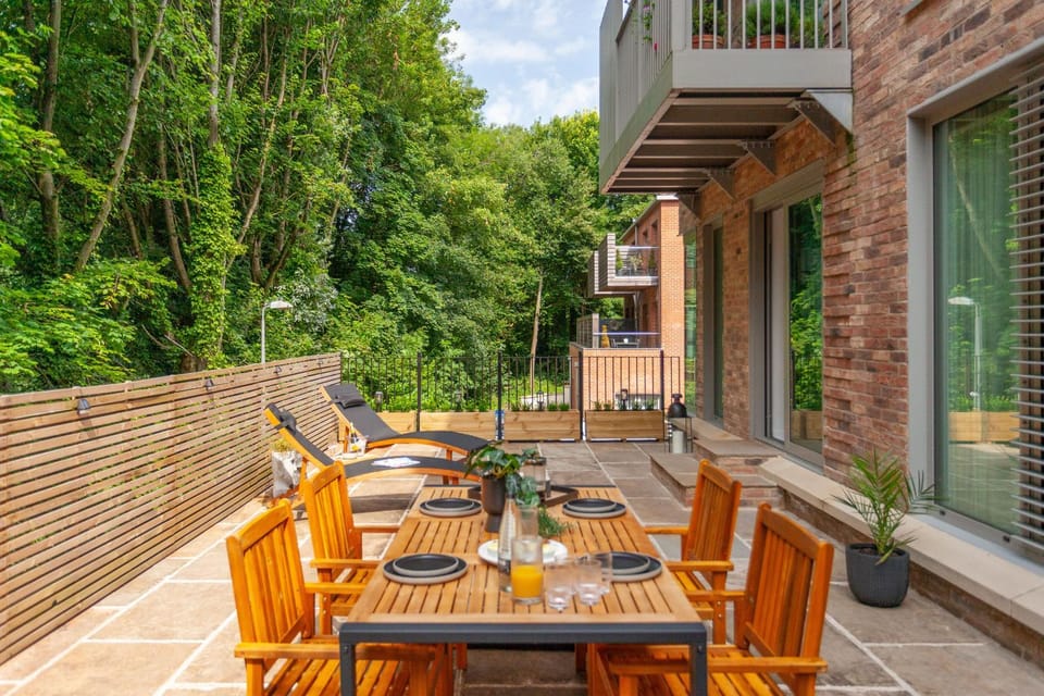 View (from property/room), Balcony/Terrace, Dining area, Garden view