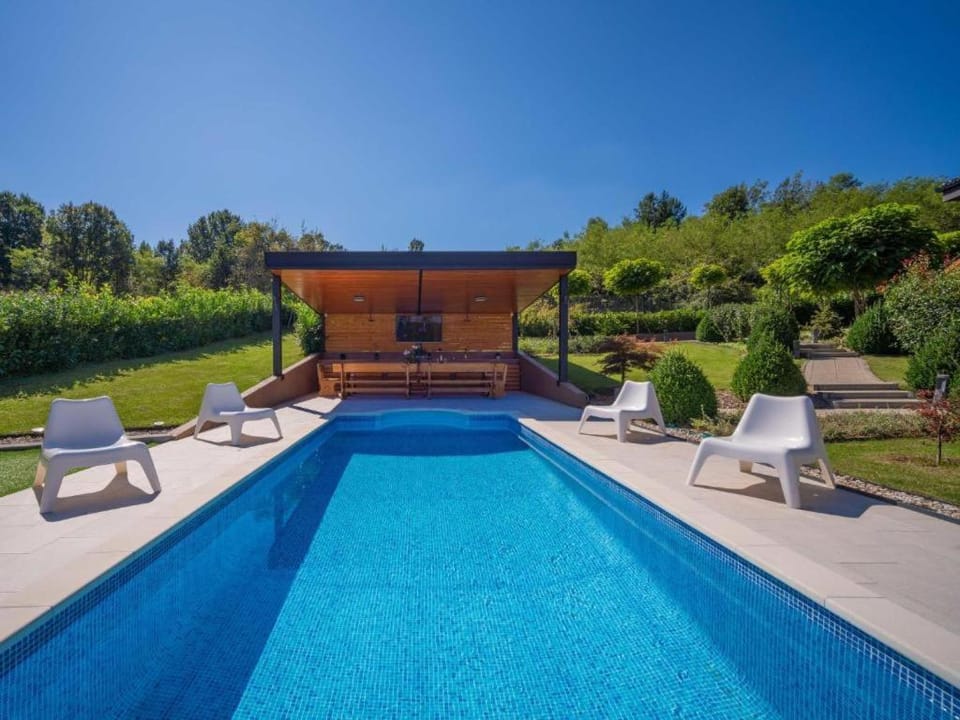 Spring, Day, Garden, Swimming pool, sunbed